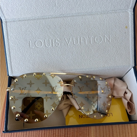 Louis Vuitton Gold Sunglasses with Luxurious Design - Picture 1 of 3